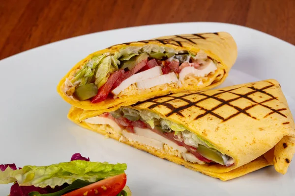 découvrez tout ce que vous devez savoir sur les calories dans un kebab. explorez les différentes variétés, les ingrédients qui influencent leur apport calorique et les alternatives plus saines pour savourer ce plat emblématique sans culpabilité.