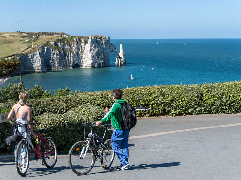 découvrez pandaloc, votre solution idéale pour louer des trottinettes et vélos électriques. profitez d'une mobilité écologique et pratique pour explorer la ville à votre rythme. réservez facilement en ligne et déplacez-vous de manière responsable !