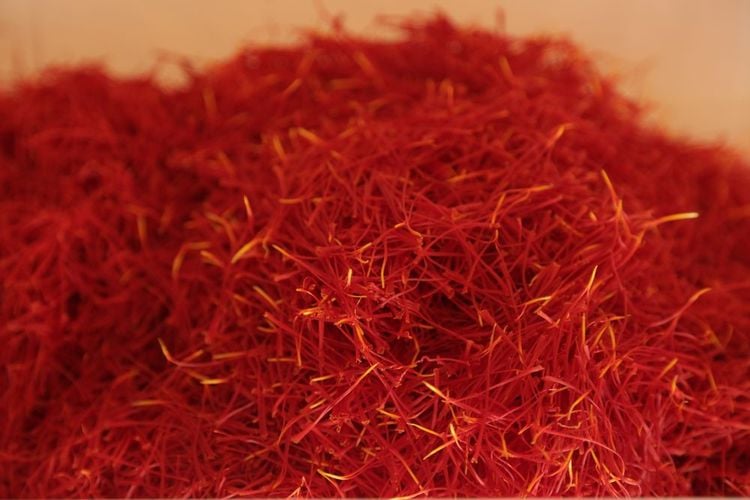 découvrez le safran de taliouine, une épice précieuse aux arômes envoûtants, cultivée avec passion dans les champs marocains. immergez-vous dans l'histoire et la tradition de cette région emblématique, et laissez-vous séduire par la qualité exceptionnelle de notre safran authentique.