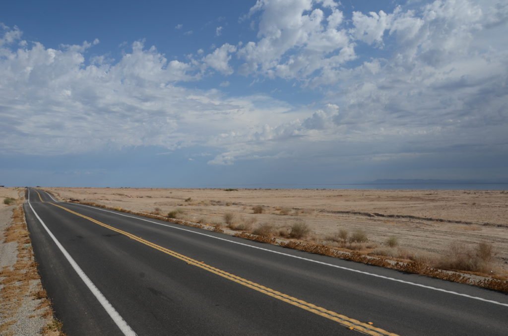 découvrez slab city, une communauté alternative unique en californie, où des habitants vivent hors du système, prônant autonomie, créativité et liberté en marge de la société conventionnelle.
