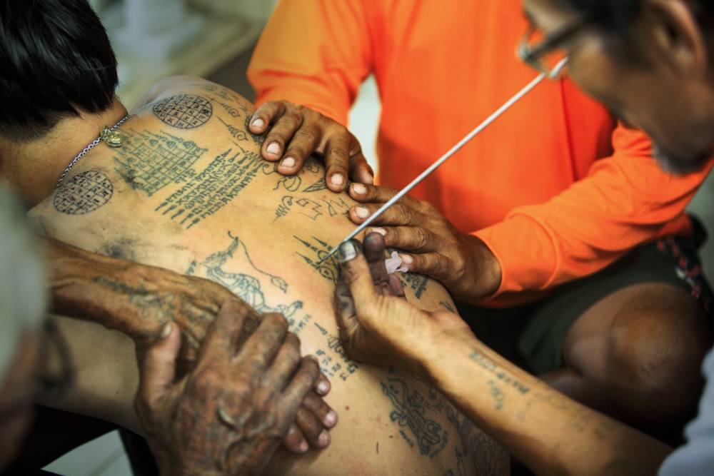 découvrez la signification et les rituels autour du tatouage spirituel en thaïlande : histoire, symboles sacrés et traditions bouddhistes des sak yant.