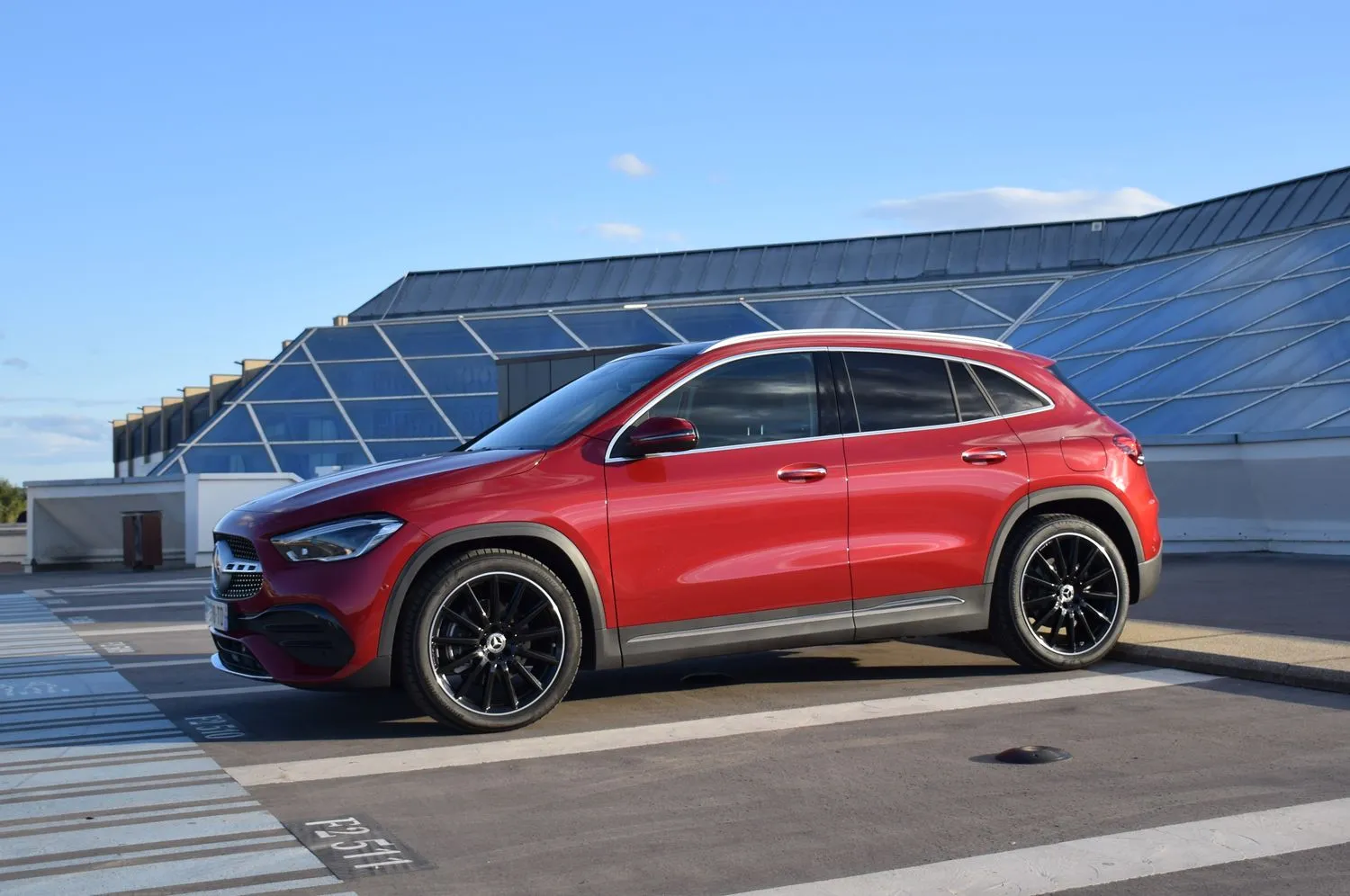 découvrez pourquoi mercedes a choisi d'équiper certains de ses modèles avec un moteur renault, les avantages et les raisons stratégiques de cette collaboration entre les deux marques.