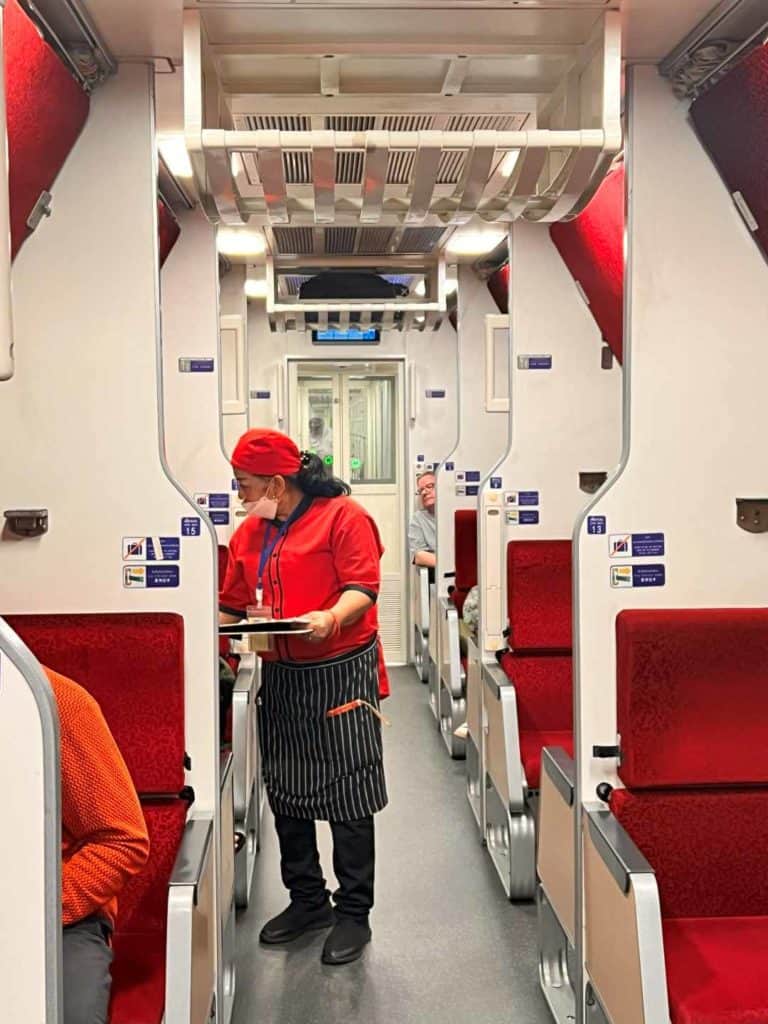découvrez notre guide complet pour un voyage confortable en train de nuit entre bangkok et chiang mai. astuces, conseils et infos pour un trajet agréable et reposant.