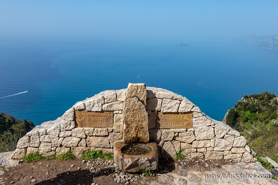 découvrez le sentier des dieux, un chemin suspendu offrant des vues spectaculaires sur la côte italienne. guide complet pour randonneurs et amoureux de la nature.