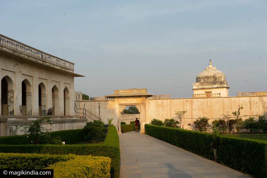 découvrez le fort de chittorgarh, le plus grand fort d'inde, et plongez dans ses légendes fascinantes qui racontent courage, histoire et patrimoine.